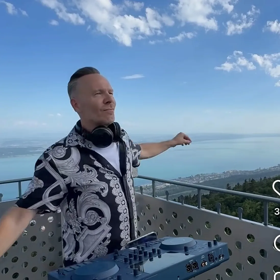 Setup DJ nomade au sommet au coucher du soleil